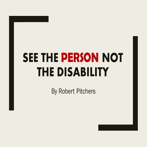 Cartel con letras negras que dice 'See the person not the disability'