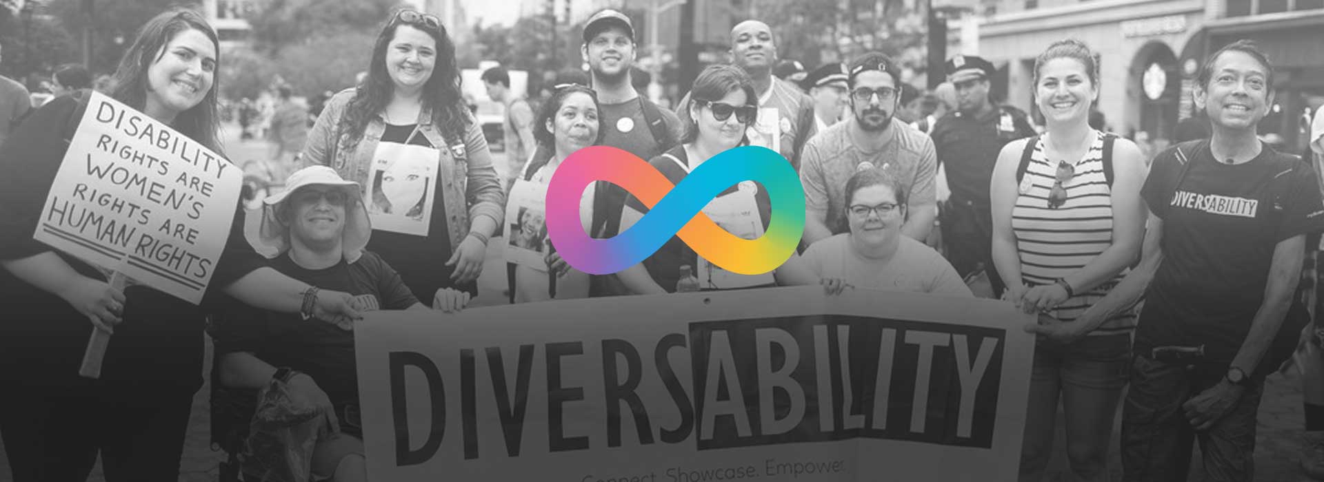 Grupo de jóvenes portando carteles en favor de la Diversidad