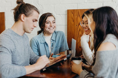 Grupo de personas conversando