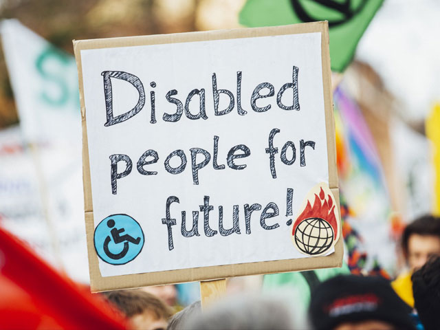 Cartel que dice 'Disabled people for future' sobre un grupo de personas